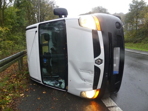 POL-GM: Transporter kippt bei Unfall auf der L306 auf die Seite